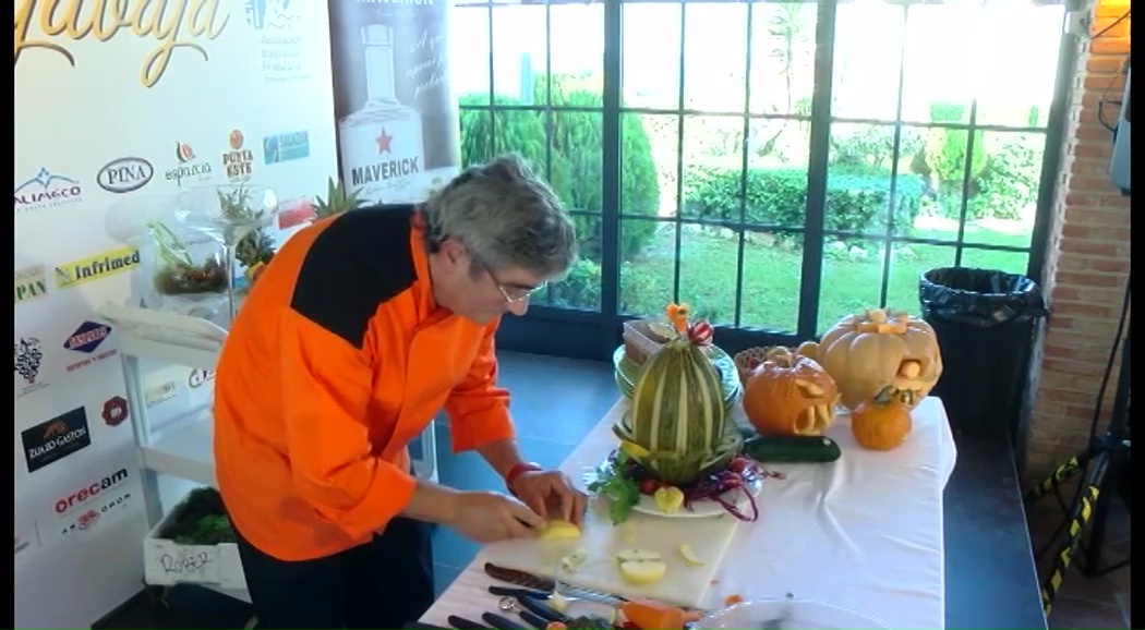 Taller de esculturas de frutas en el Festival Gastrovegabaja